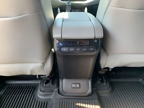 Used 2023 Toyota Highlander XLE image 14