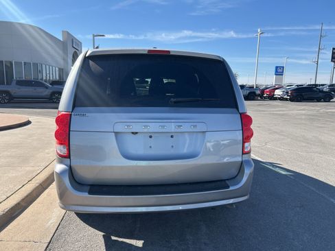 Used 2019 Dodge Grand Caravan SE image 6