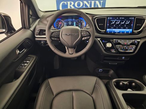 New 2026 Chrysler Pacifica Select image 17