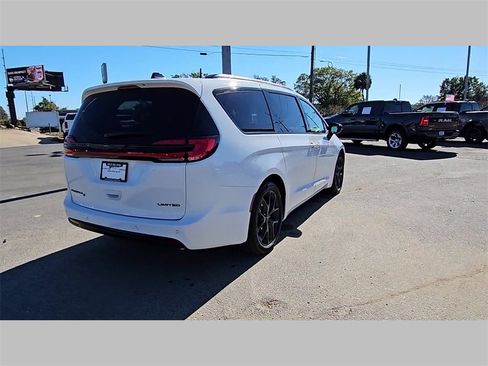 Used 2024 Chrysler Pacifica Limited w/ Uconnect Theater Family Group image 33