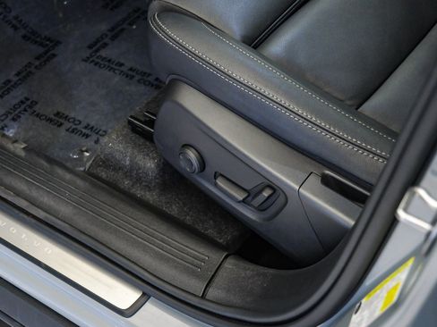 Certified 2025 Volvo XC40 B5 Plus image 24