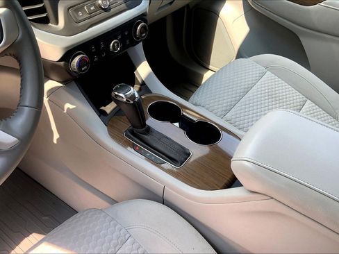 Used 2019 GMC Acadia SLE FWD image 17