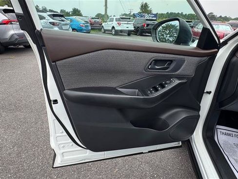 Used 2023 Nissan Rogue S AWD/4WD image 32