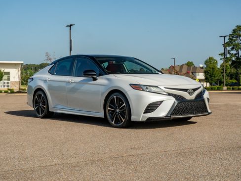 Used 2019 Toyota Camry XSE FWD image 3