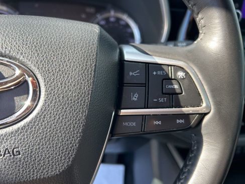 Used 2023 Toyota Highlander XLE image 9