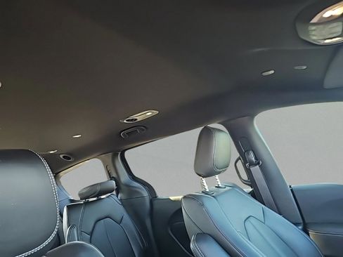 Used 2026 Chrysler Pacifica Select image 35