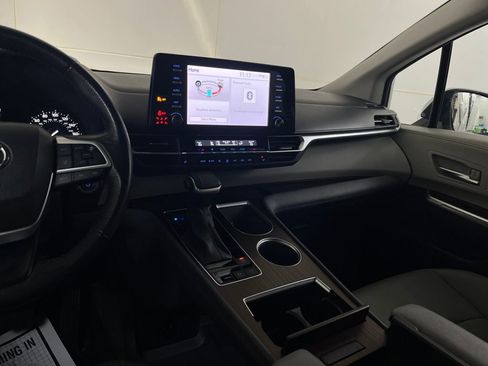 Used 2024 Toyota Sienna XLE image 32