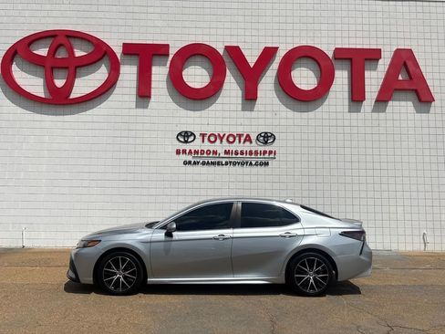 Used 2023 Toyota Camry SE FWD image 3