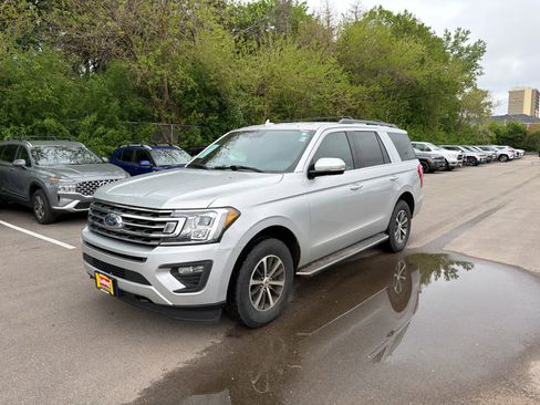 Used 2018 Ford Expedition XLT w/ Equipment Group 202A AWD/4WD image 4