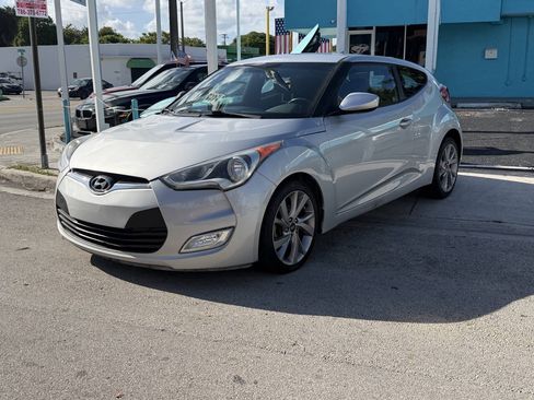 Used 2017 Hyundai Veloster FWD image 2