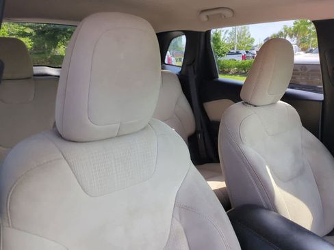 Used 2017 Jeep Cherokee Latitude w/ Safety/Convenience Group FWD image 7