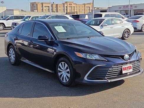 Used 2021 Toyota Camry LE image 5