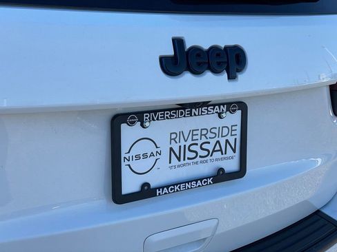 Used 2019 Jeep Grand Cherokee Laredo image 27