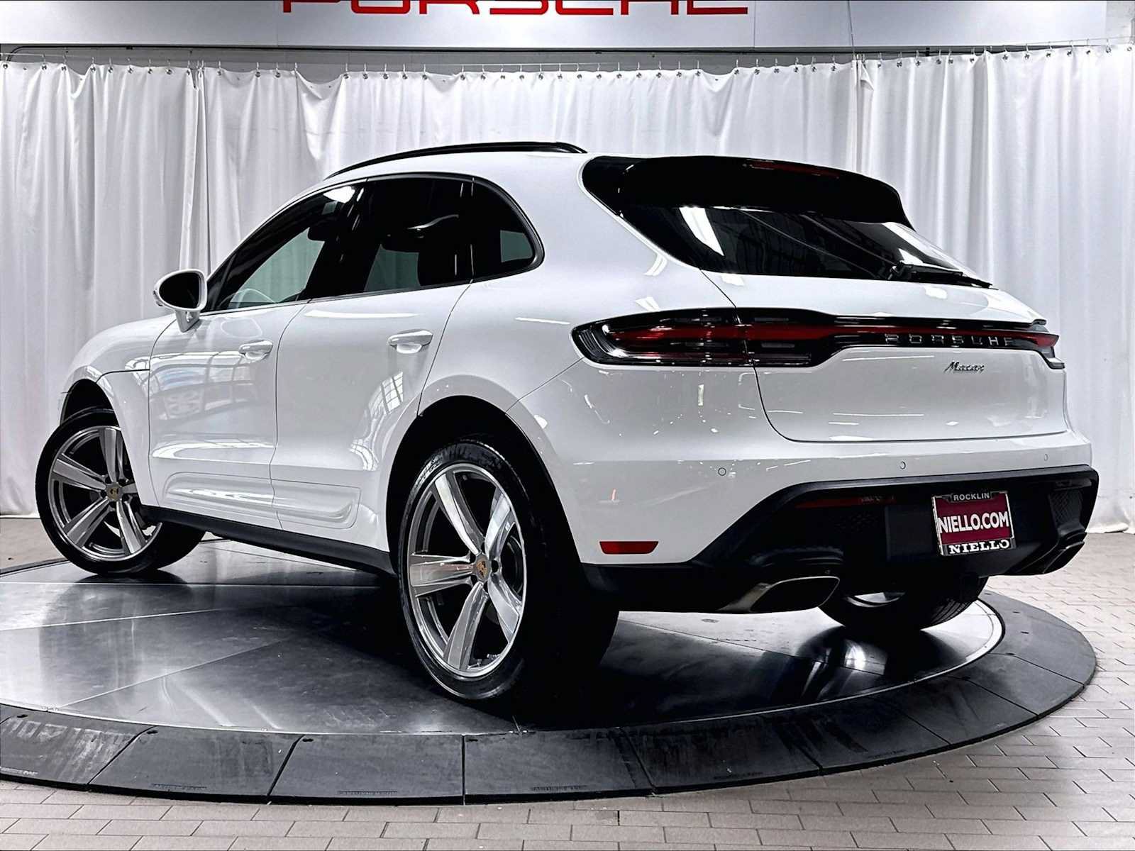 Used 2026 Porsche Macan AWD/4WD image 3