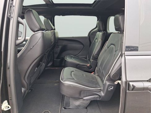 Used 2025 Chrysler Pacifica Limited FWD image 8