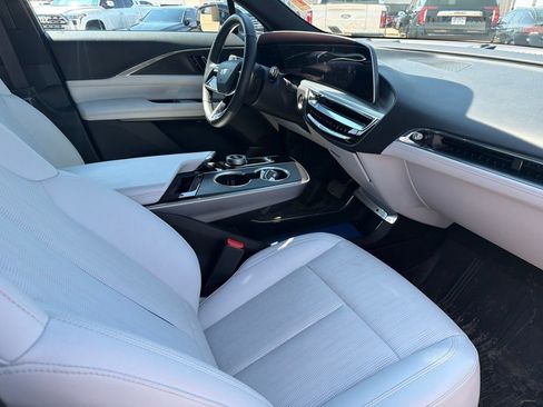Used 2024 Cadillac Lyriq Luxury AWD/4WD image 11