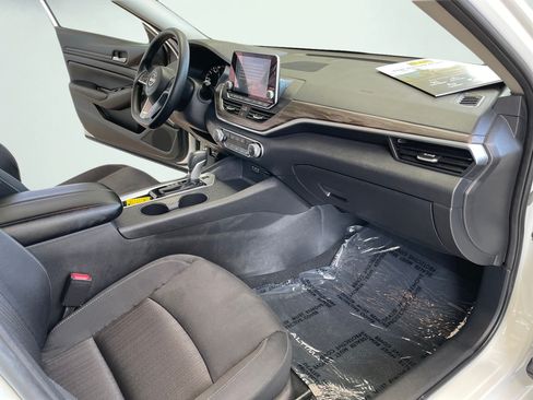 Used 2025 Nissan Altima 2.5 SV FWD image 14