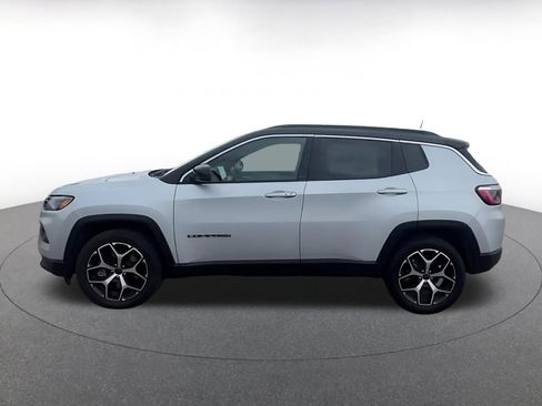 Used 2025 Jeep Compass Limited image 9