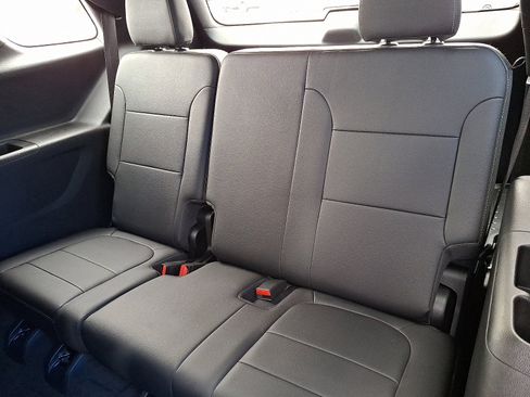 Used 2023 Chevrolet Traverse LT image 11