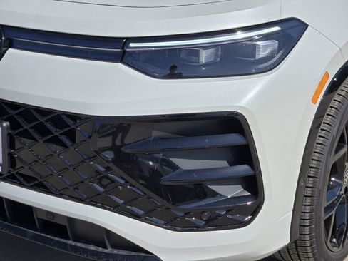 New 2026 Volkswagen Tiguan SE R-Line FWD image 7
