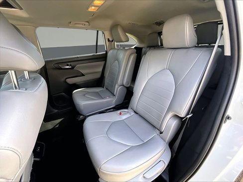 Used 2024 Toyota Highlander XLE AWD/4WD image 26