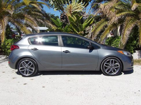 Used 2016 Kia Forte SX image 9