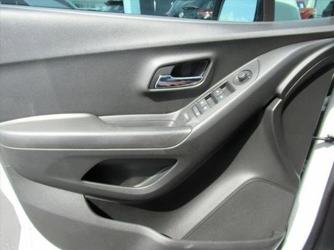 Used 2020 Chevrolet Trax LS w/ Tint and Cruise Package image 17