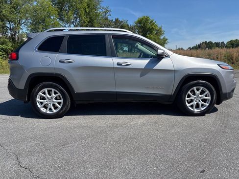 Used 2017 Jeep Cherokee Latitude AWD/4WD image 6