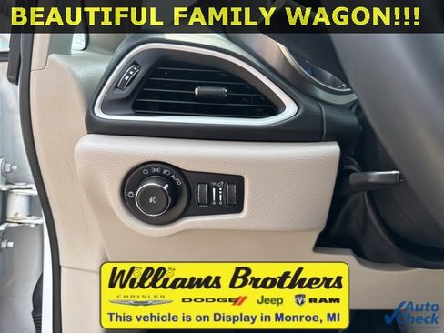 Used 2022 Chrysler Pacifica Touring-L image 15