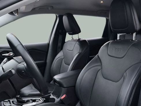 Used 2019 Jeep Cherokee Limited image 12