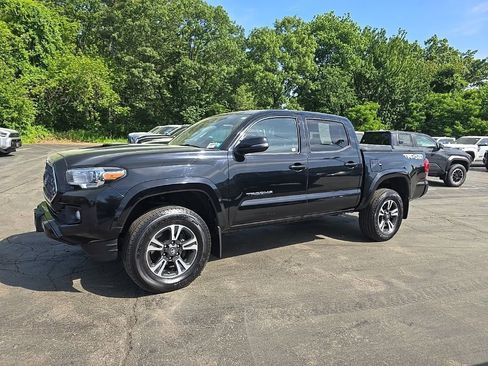Used 2019 Toyota Tacoma TRD Sport AWD/4WD image 3