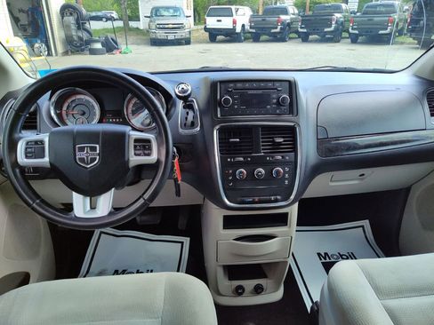 Used 2016 Dodge Grand Caravan American Value Package w/ UConnect Hands-Free Group FWD image 9