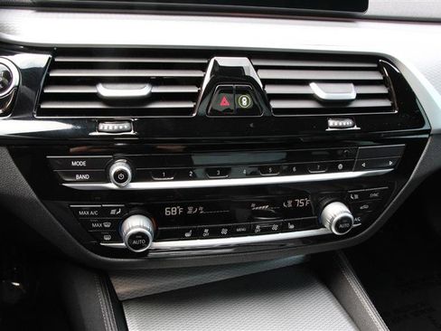 Used 2020 BMW M550i xDrive M550i xDrive w/ Premium Package image 33