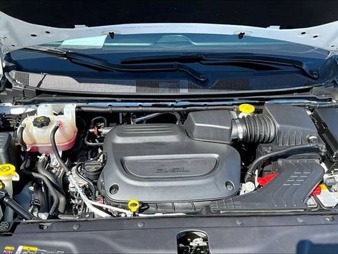 Used 2024 Chrysler Pacifica Touring-L FWD image 33