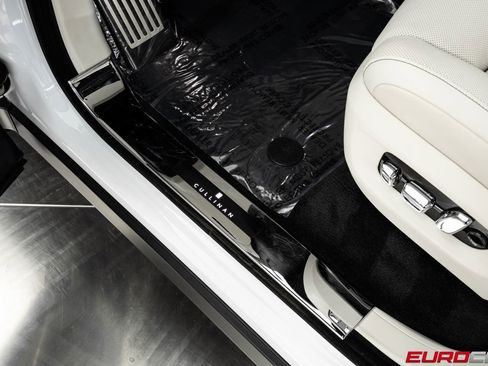 Used 2022 Rolls-Royce Cullinan w/ Cullinan Package image 44