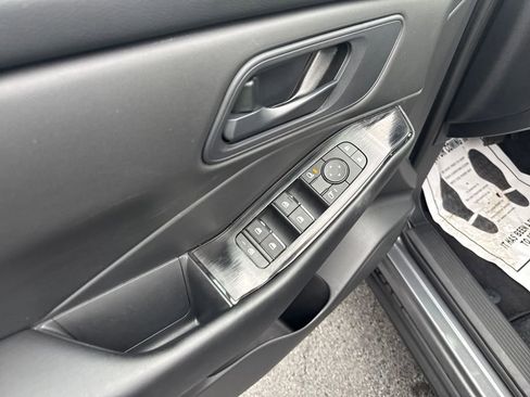 Used 2025 Nissan Rogue S image 12