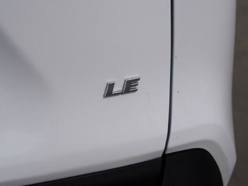 Used 2022 Toyota RAV4 LE FWD image 10