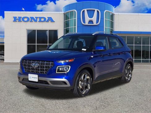 Used 2023 Hyundai Venue Limited image 7