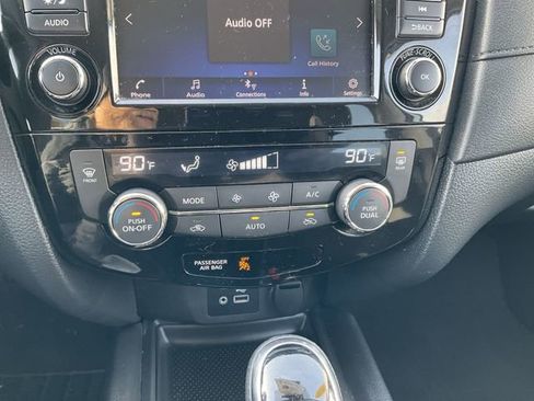 Used 2019 Nissan Rogue SV image 15