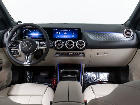 New 2025 Mercedes-Benz GLA 250 4MATIC image 18