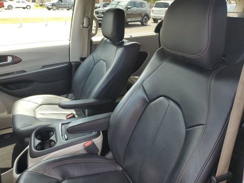 Used 2018 Chrysler Pacifica Touring-L Plus FWD image 19