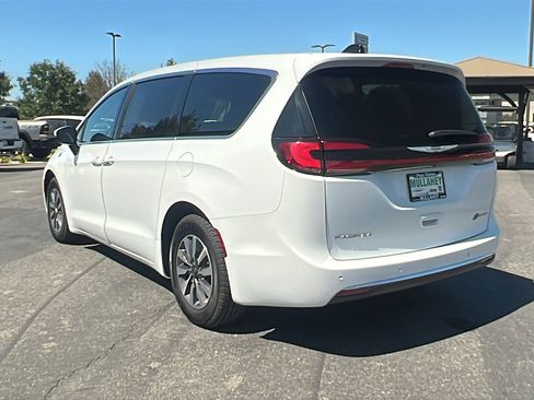 Used 2023 Chrysler Pacifica Touring-L image 5