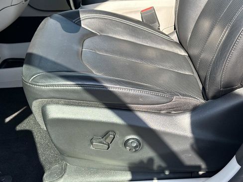 Used 2022 Chrysler Pacifica Touring-L FWD image 17