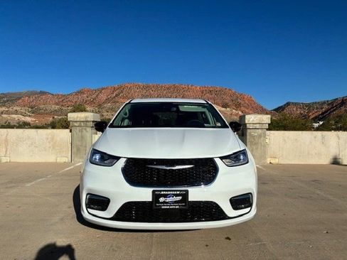 Used 2024 Chrysler Pacifica Touring-L image 5