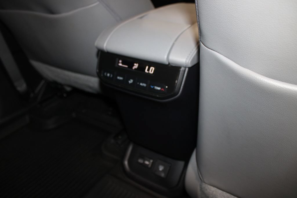 Used 2023 Toyota Highlander Limited FWD image 28