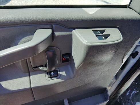 Used 2018 Chevrolet Express 2500 w/ Driver Convenience Package RWD image 11