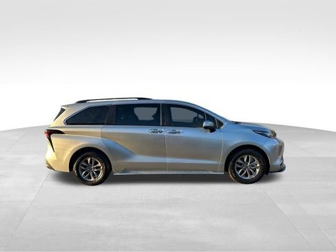 Used 2023 Toyota Sienna XLE image 6