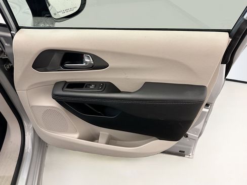 Used 2024 Chrysler Pacifica Touring-L image 34