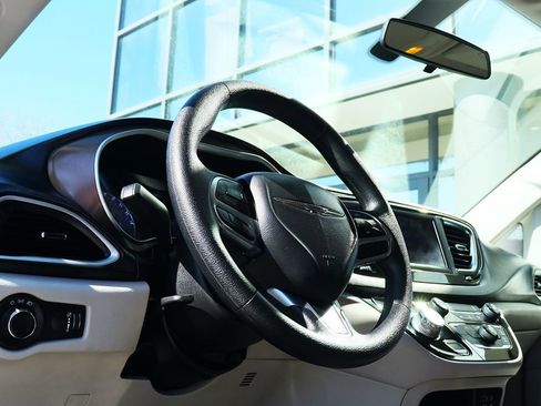 Used 2020 Chrysler Voyager L image 39