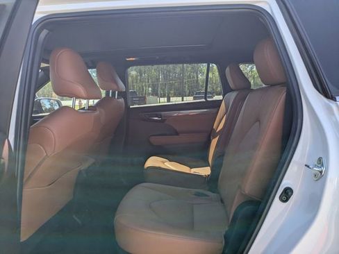 Used 2022 Toyota Highlander Platinum image 16